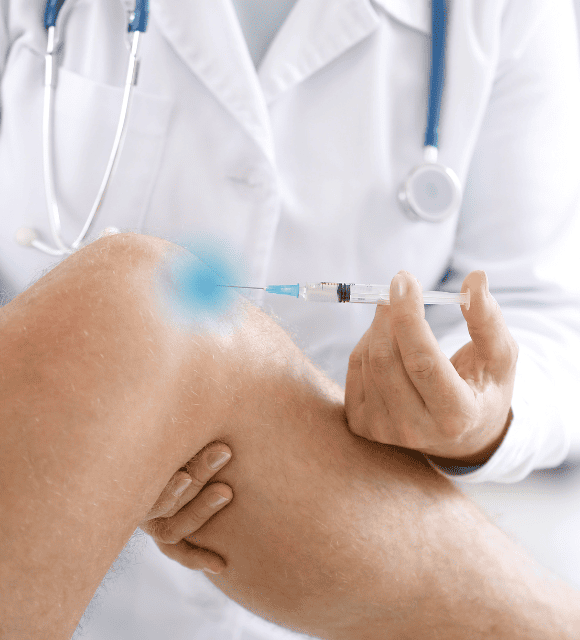 Stammzellentherapie: Spritze wird in Knie injiziert,