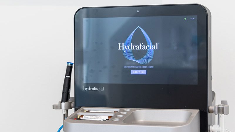 HydraFacial-Gerät im Behandlungsraum des ROC Vital Aschheim in München, bereit für eine Hautbehandlung zur Reinigung, Pflege und Regeneration.