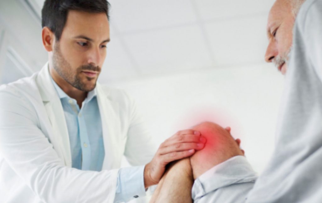 A doctor examines a patient's knee as part of a hydrogel-Arthrosamid treatment at the ROC Regenerative Center in Aschheim