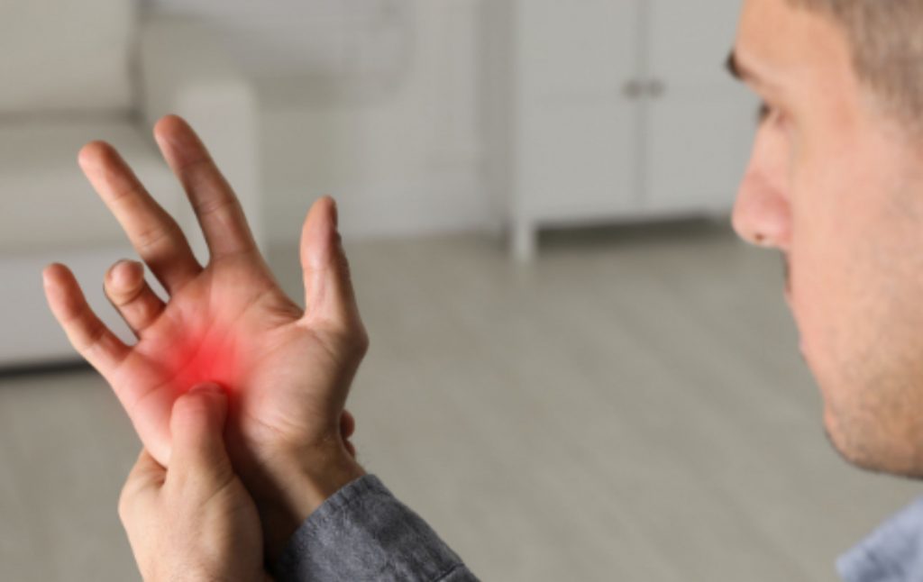 Close-up of a painful hand with a marked finger – Spirecut® treatment for trigger finger and carpal tunnel syndrome at the ROC – Regenerative Center in Aschheim